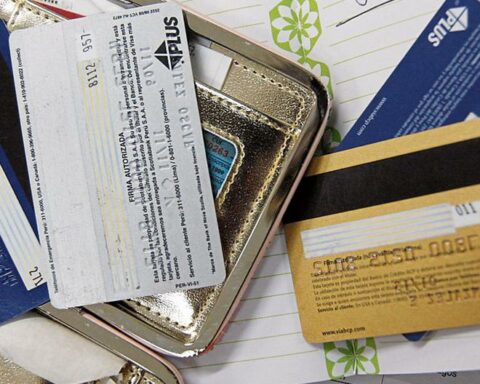 Municipal banks may issue credit cards without authorization from the SBS