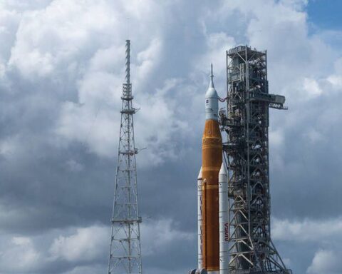 NASA again delays rocket launch to the moon