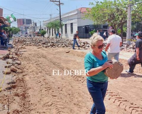 Neighbors on vigil for the removal of tiles;  professional associations question the municipal measure