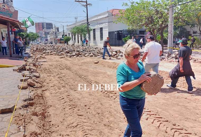 Neighbors on vigil for the removal of tiles;  professional associations question the municipal measure