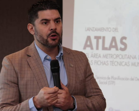 "Nenecho" flees the problems with a trip to Miami