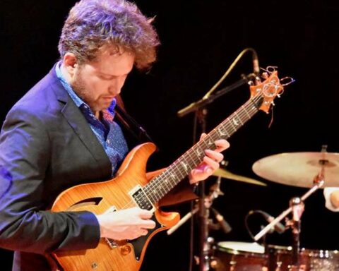 Niña camba sounds on Carlos Fischer's guitar for the month of Santa Cruz