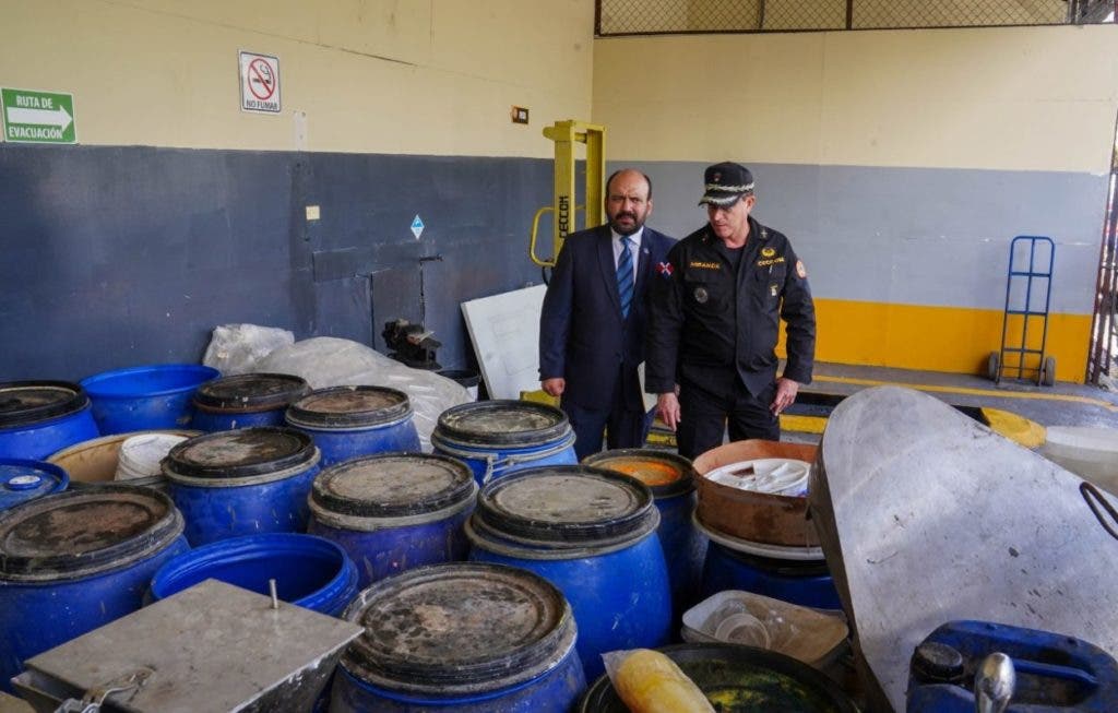 Part of the raw materials in bulk, equipment and clothing that were used for the manufacture and packaging of illegal drugs and in whose operation there were no prisoners.