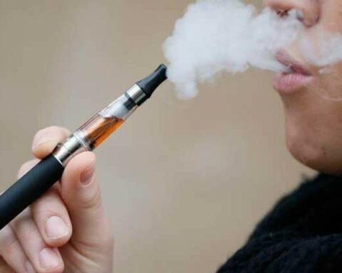 Official senators propose to eliminate tax on electronic cigarettes and other devices