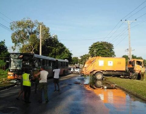 ómnibus, camión, accidente