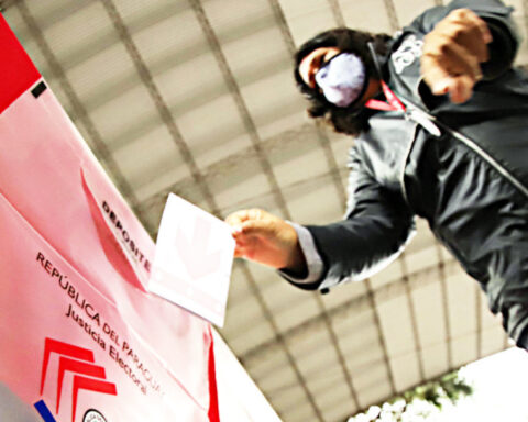 Opponents are "dead" if they are divided, analysts say