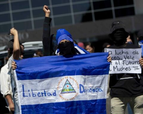 pareja de tiranos totalitarios