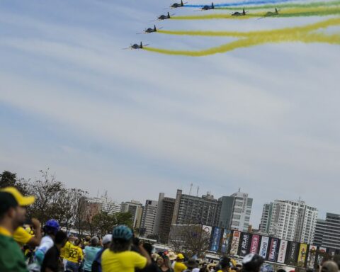 Parade in celebration of the Bicentennial brings together crowds on the Esplanade