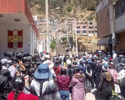 Parents resist sending minors to Pepín Cárdenas school in Huancavelica