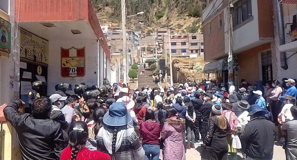 Parents resist sending minors to Pepín Cárdenas school in Huancavelica