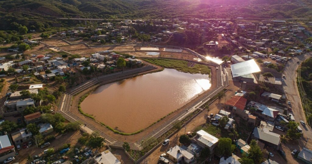 Parque El Represo de Nogales, receives an award as The Best Construction in America