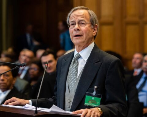 Paul Reichler: "Colombia must accept CIJ ruling, it cannot authorize fishing in another State"