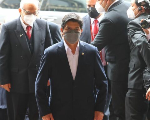 Pedro Castillo LIVE: President meets with José Williams in Congress