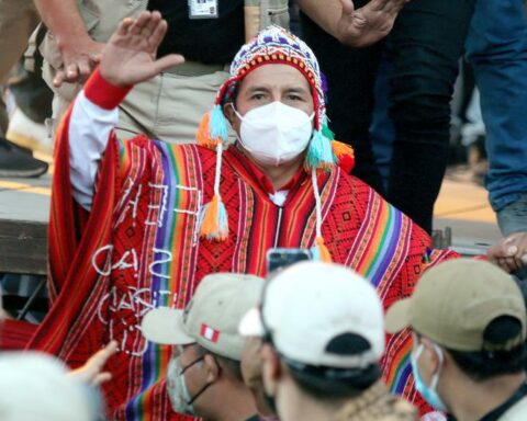 Pedro Castillo arrives in Cusco accompanied by the Ministers of Housing and Production