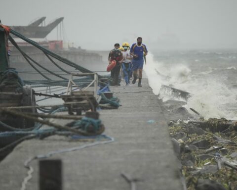 Philippines evacuates coastal areas and paralyzes maritime transport due to typhoon