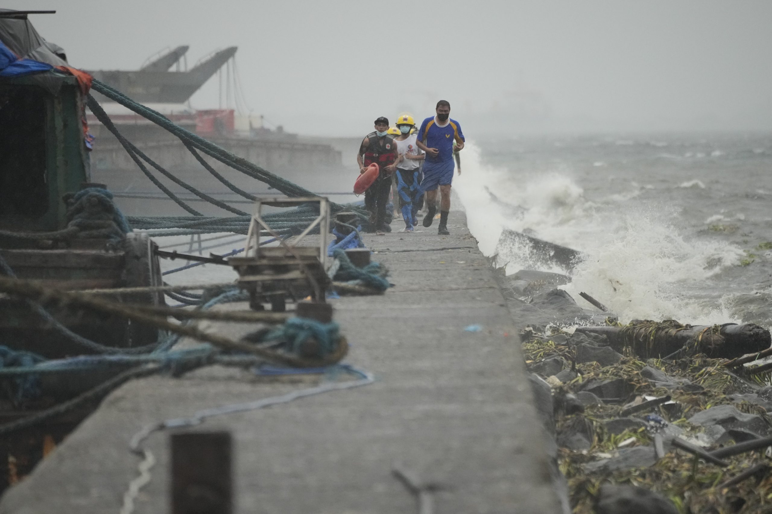 Philippines evacuates coastal areas and paralyzes maritime transport due to typhoon