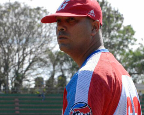 Pitching coach Ciro Silvino Licea and three other players leave Cuba