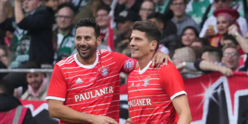 Pizarro, honored by Werder Bremen and Bayern Munich