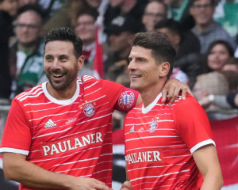 Pizarro, honored by Werder Bremen and Bayern Munich