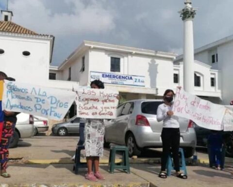 Pregnant women protest in front of a hospital in Maracaibo to demand medical attention