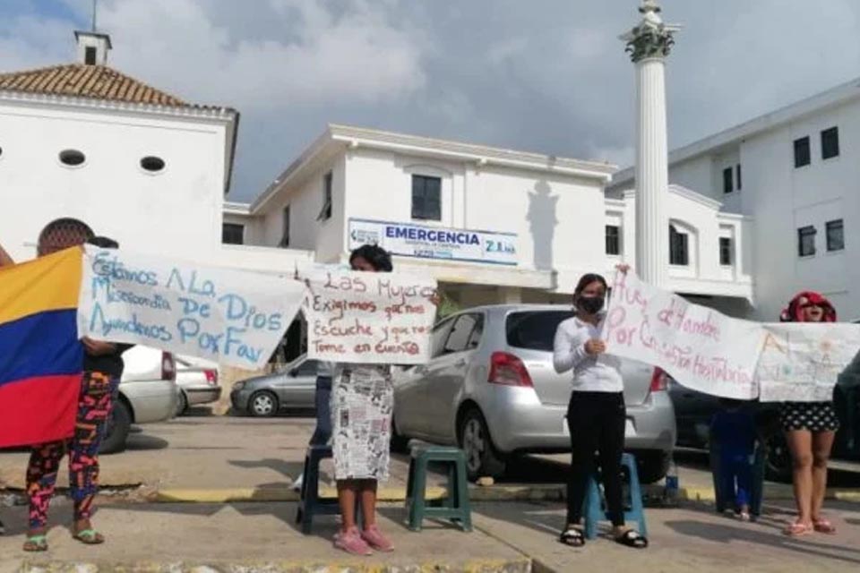 Pregnant women protest in front of a hospital in Maracaibo to demand medical attention