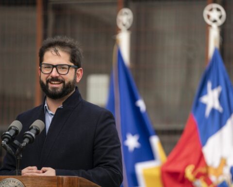 President Gabriel Boric and family vote "hopeful"  in Punta Arenas