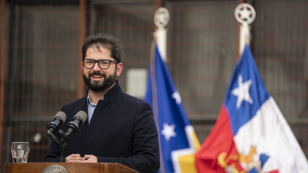 President Gabriel Boric and family vote "hopeful"  in Punta Arenas