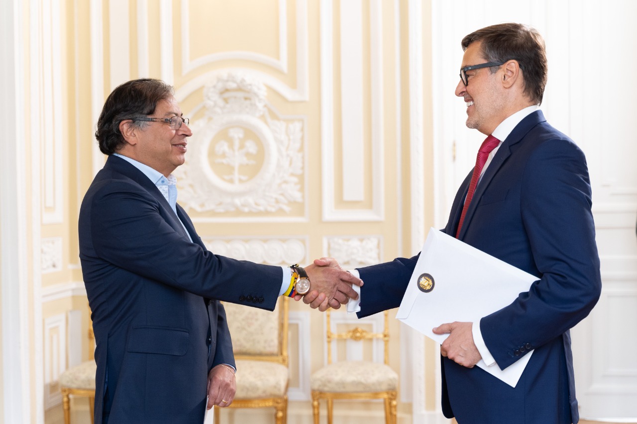 President of Colombia received credential letters from Ambassador Plasencia