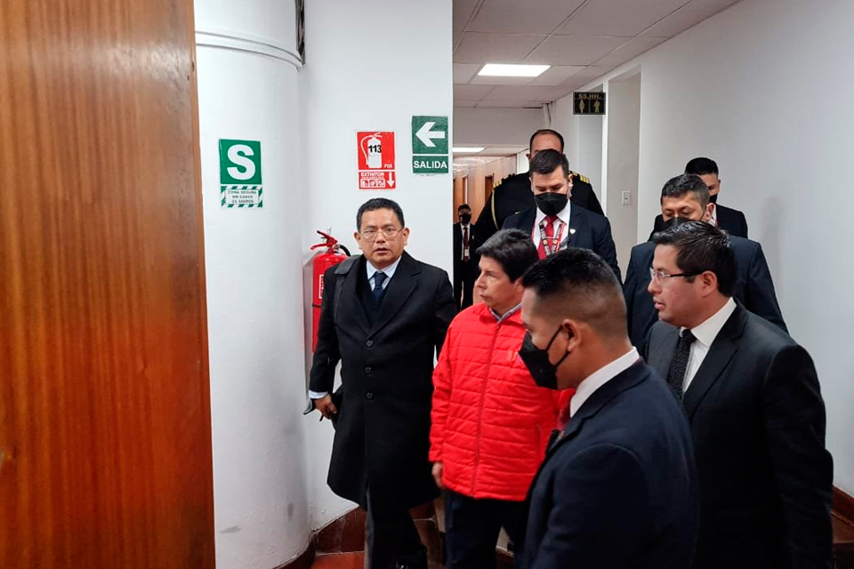 President of Peru "washes his hands" and denies accusations of corruption