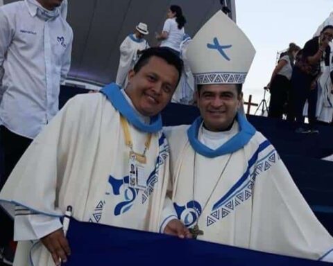 sacerdote Erick Díaz y Monseñor Rolando Álvarez