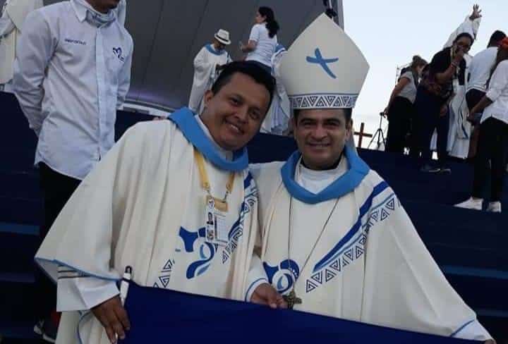 sacerdote Erick Díaz y Monseñor Rolando Álvarez