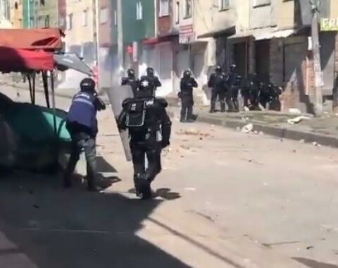 Protesters burned CAI of Santa Librada and vandalized a feeder bus in Bogotá
