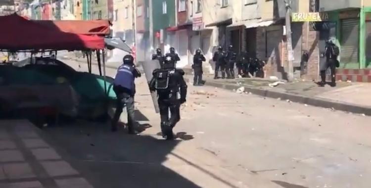 Protesters burned CAI of Santa Librada and vandalized a feeder bus in Bogotá