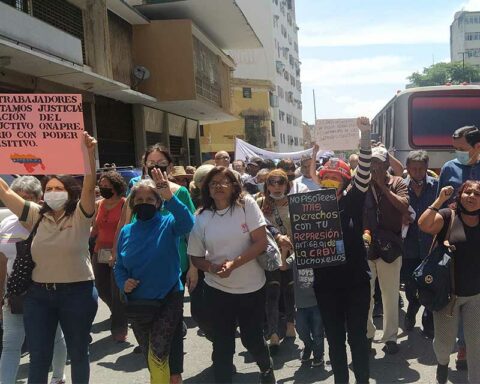 Public workers took the former Chavista Avenida Baralt to confront the TSJ