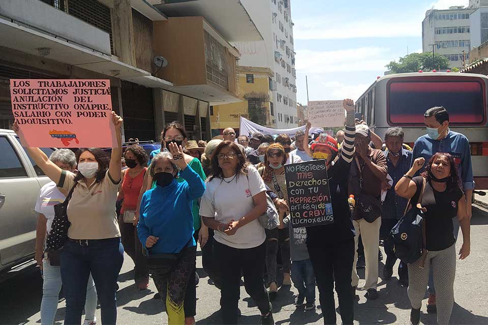 Public workers took the former Chavista Avenida Baralt to confront the TSJ