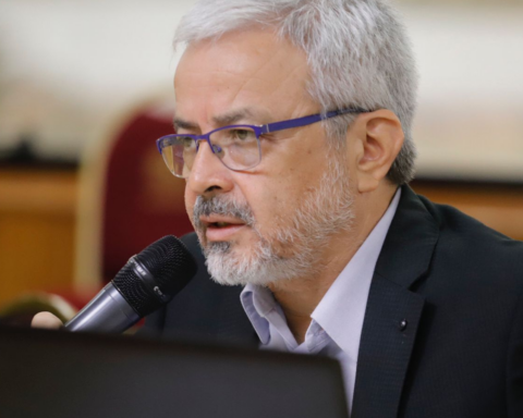 Querey shows scheme of bribes in Customs