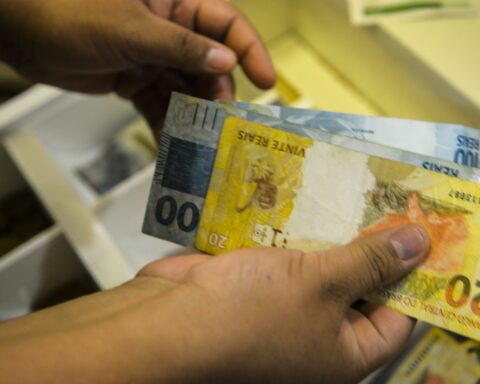 Retail sales fall 0.8% in July, IBGE shows