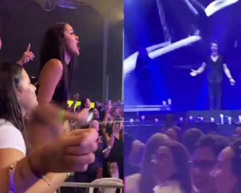 Ricardo Arjona's fan showed her lingerie when the artist sang "Nude" in concert in Barranquilla