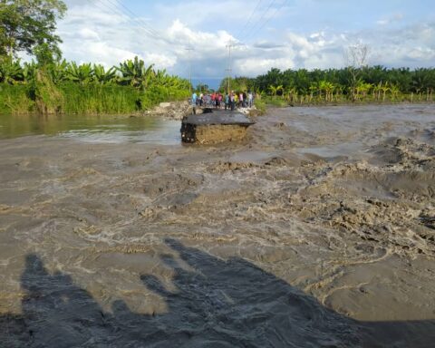 Río Chama devastated a section of a road in Colón Municipality