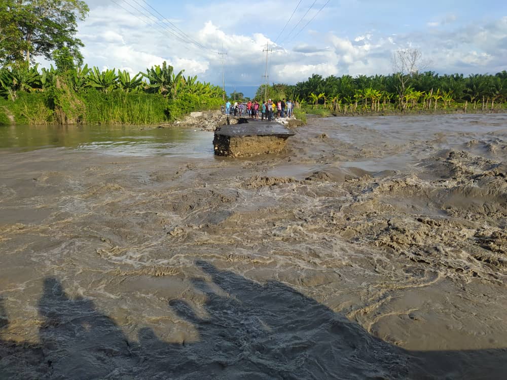 Río Chama devastated a section of a road in Colón Municipality