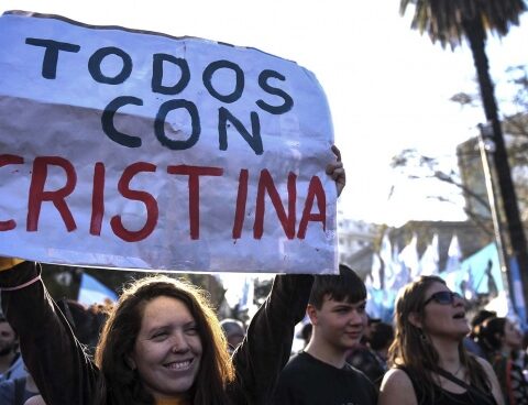Road workers: banner "against lawfare and in defense of Cristina"