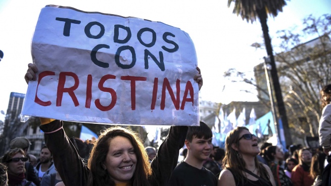 Road workers: banner "against lawfare and in defense of Cristina"