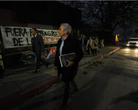 Robert Silva responds that the attacks he has suffered will not stop the "transformation of education"