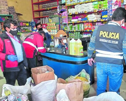 Sacks with expired food seized in Huancayo distributor