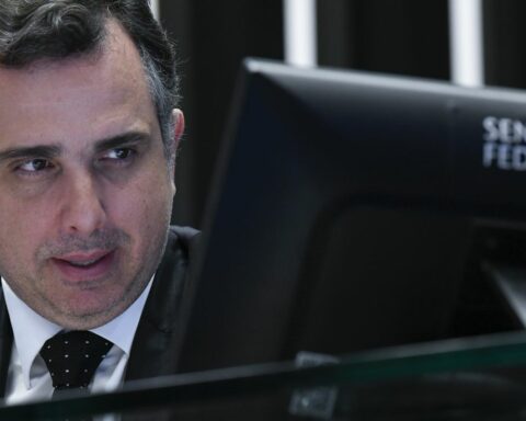 Senate President brings together leaders to enable nursing floor