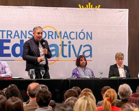 Silva meets again to defend educational reform, this time in San José