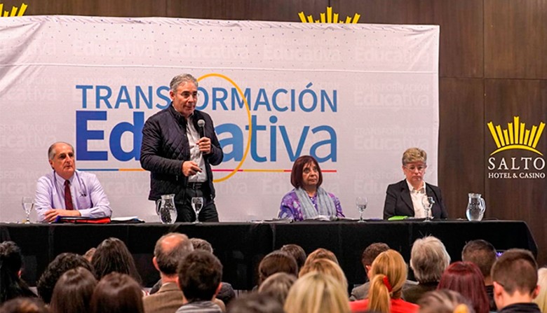 Silva meets again to defend educational reform, this time in San José