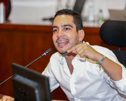Sober and asking for forgiveness, Senator Álex Flórez returned to Congress