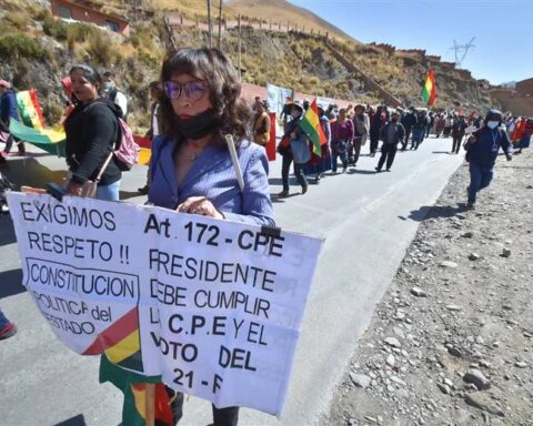 Some 17 educational units from two areas of La Paz will hold classes on Monday until 10:30 a.m. for a coca march