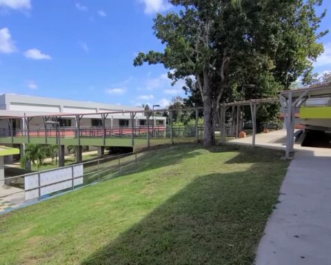 Un estudiante regresa a la escuela Alejandro Tapia y Rivera en la comunidad de Villa Palmeras. (Ramón “Tonito” Zayas)